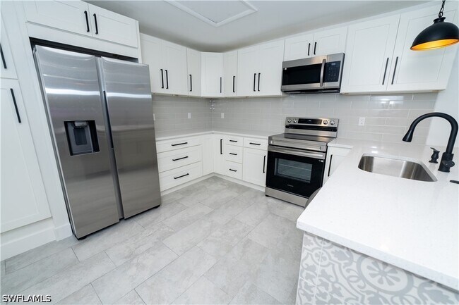 Foto del edificio - 6306 Royal Woods Dr