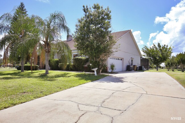 Foto del edificio - Gorgeous 3/2 Pool Home with a Covered Pati...