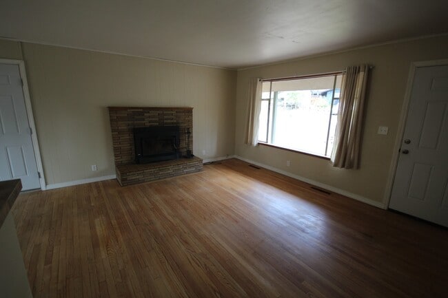 Building Photo - AVAILABLE SHORT TERM! Midtown 3 Bedroom Ho...