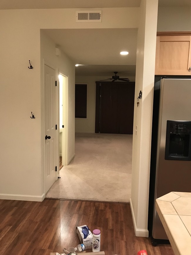 Cocina con vista a la sala de estar - 3181 SE BROOKWOOD Ave
