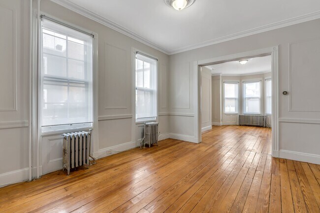 Building Photo - 319 26th St