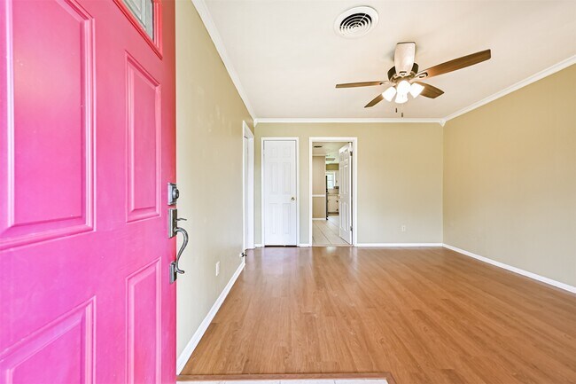 Building Photo - 807 Temple Dr