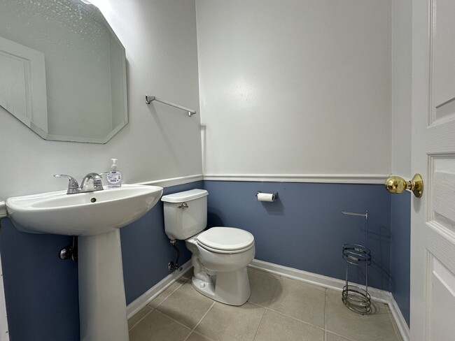 Foto del edificio - 560 Woods Creek Ln