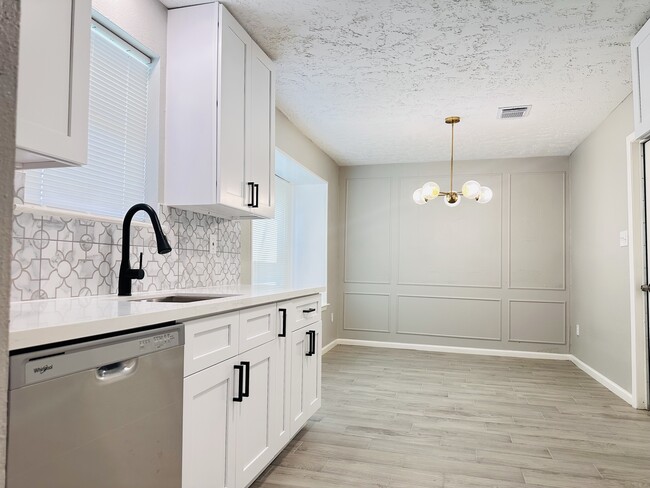 Building Photo - 7711 Water Park Ln