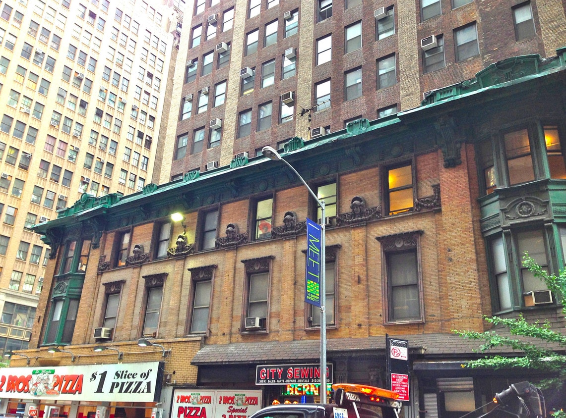 Building Photo - 300 W 38th St
