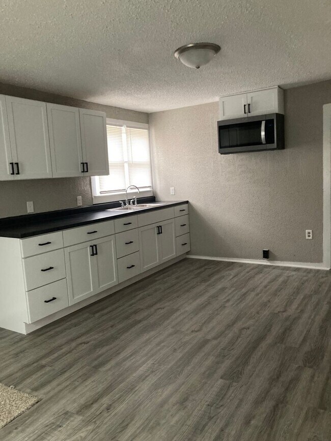 Building Photo - Move in special. 2 bedroom house with bonus room