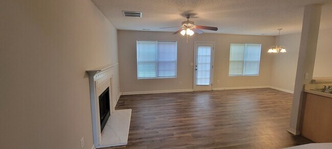Foto del edificio - COMING SOON: Renovated 3BR 2BA Home w/ 2-Car Garage • Open-Concept Kitchen in Griffin
