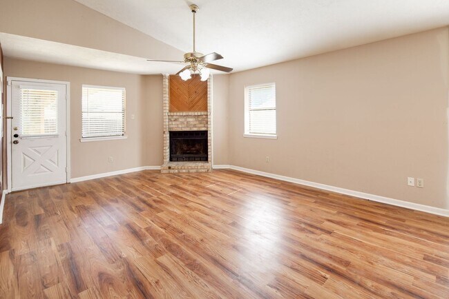 Building Photo - JUNE SUBLEASE!!!!  Adorable 3 Bedroom 2 Bathroom Home with Yard and 2 Car Garage!