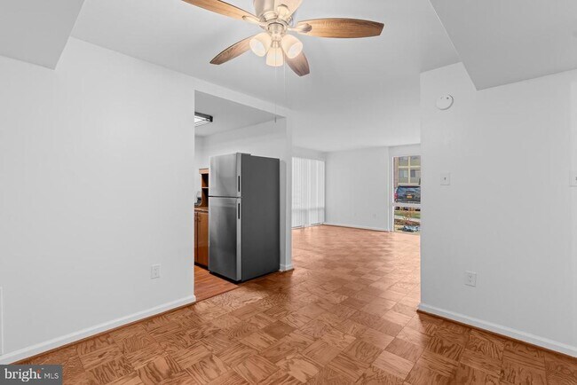 Foto del edificio - 7171 Donnell Pl