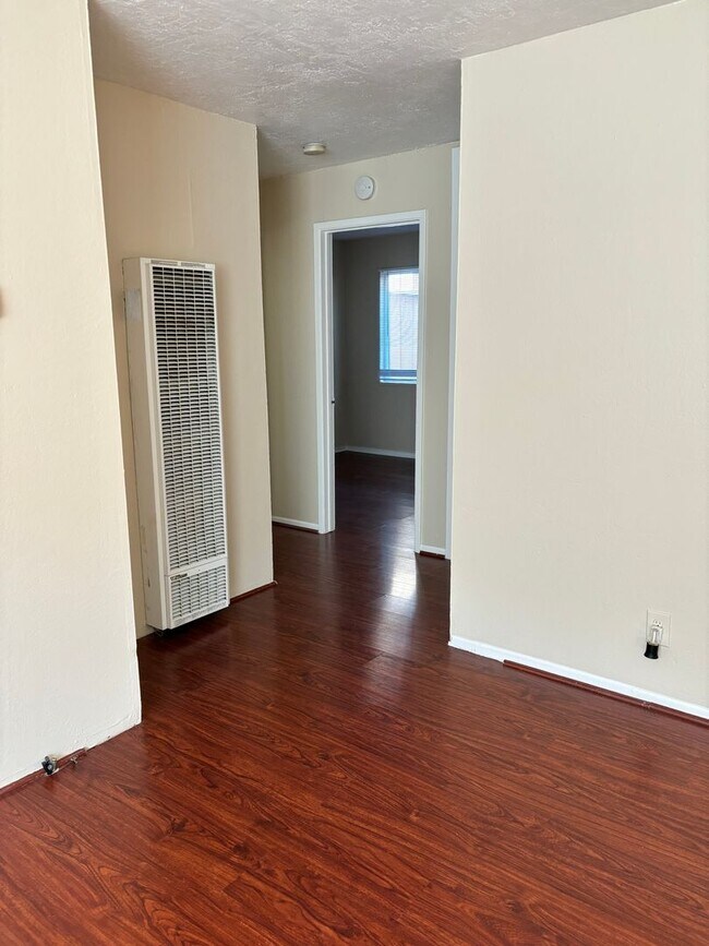 Building Photo - HALF OFF 1ST MONTH'S RENT! Cozy 2 Bed 1 Ba...