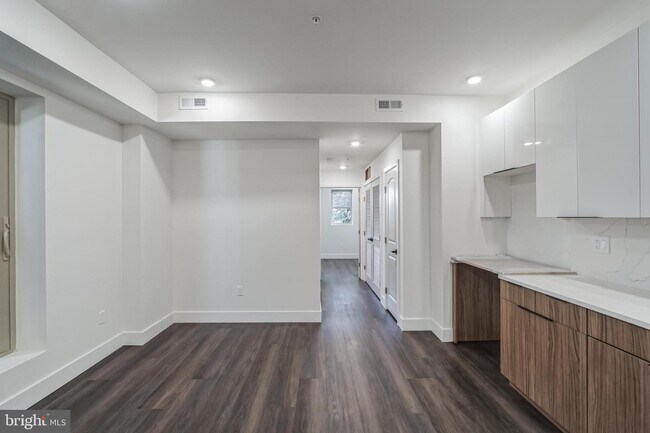 Building Photo - 5053 Ludlow St