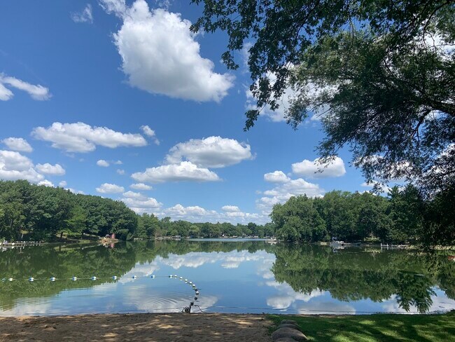 Foto del edificio - 23794 N Lakeside Dr