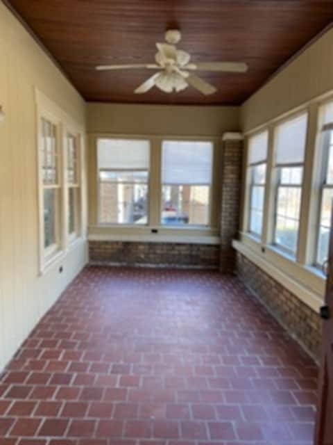 Building Photo - 617 10th Ct S