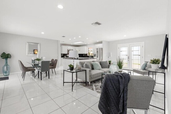 Building Photo - Remodeled Pool Home Located in the Very Desirable Bay Crest Park Waterfront Community