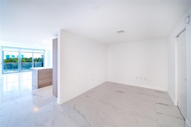 Foto del edificio - 16385 Biscayne Blvd