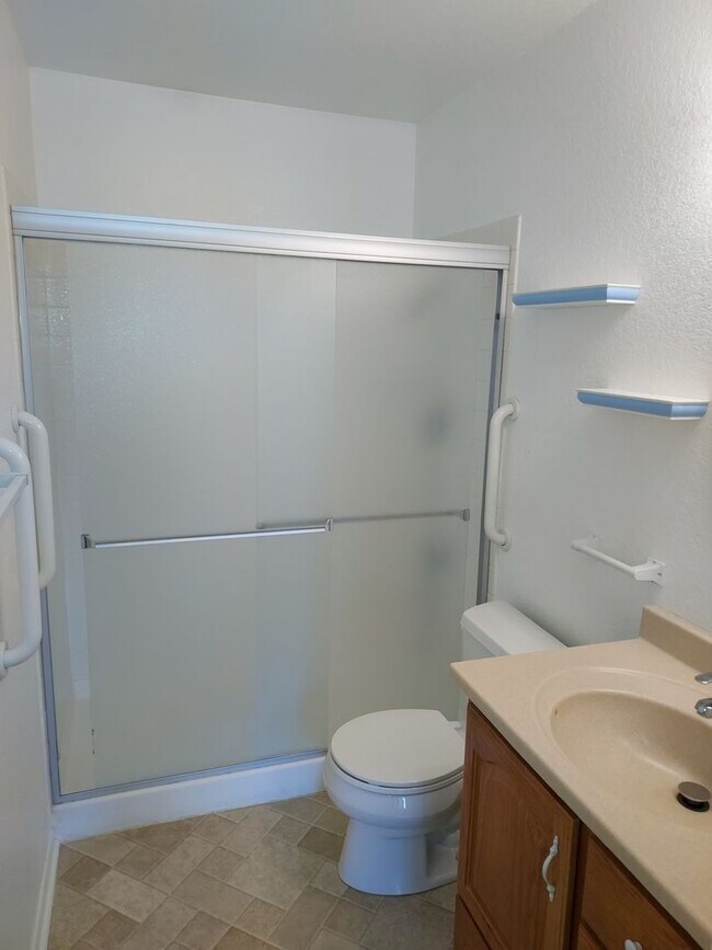 Building Photo - SINGLE STORY TOWN HOME 3 BEDROOM 2 BATH WI...