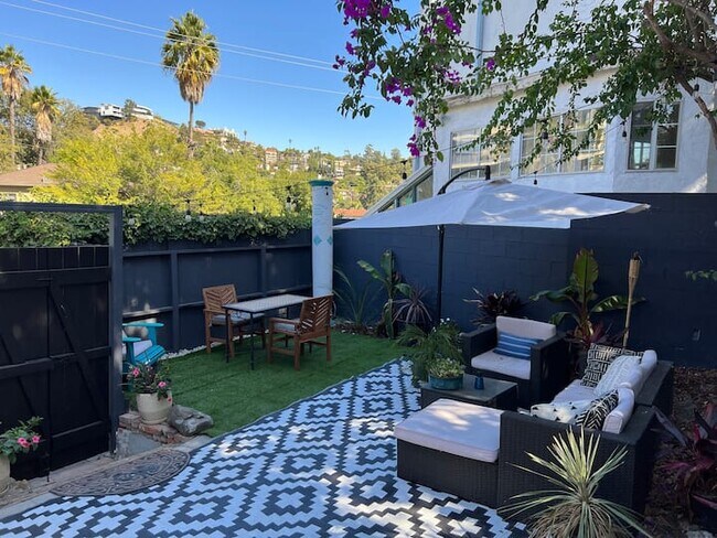 Foto del edificio - 2251 N Cahuenga Blvd