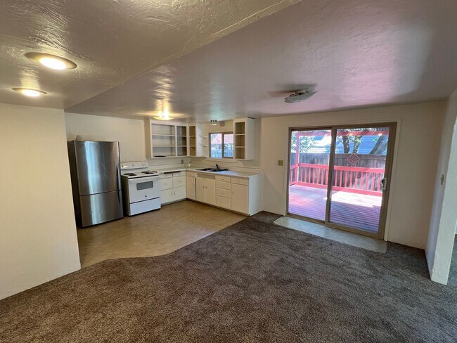 Foto del edificio - Spacious 1 Bedroom/ 1 Bath Duplex w/ Fence...