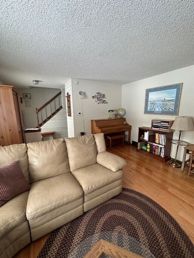 Foto del edificio - Spacious, Well Maintained Two Story House With 2 Car Attached Garage