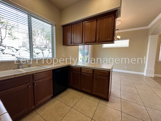 Foto del edificio - 8221 Ashcrest Ln