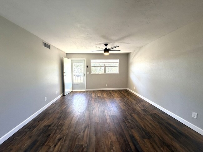 Foto del edificio - FIRST MONTH'S FREE RENT 2/1 STUNNING CONDO...