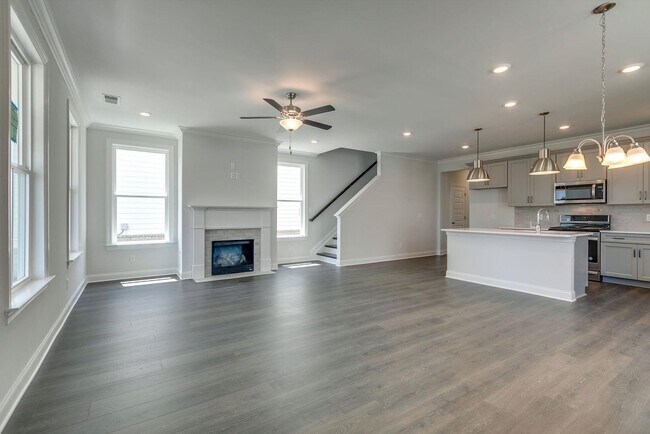 Foto del edificio - Like New 4 Bed, 3.5 Bath Home w/  2 Car Ga...