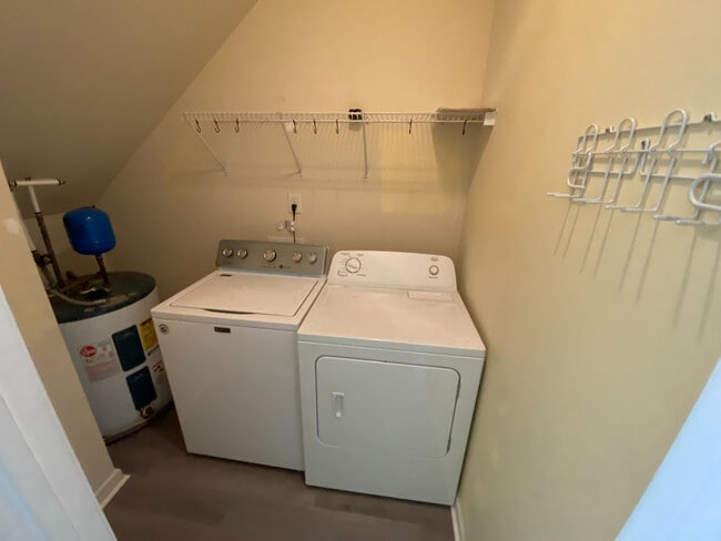 Building Photo - Room in Duplex on Lundy Dr