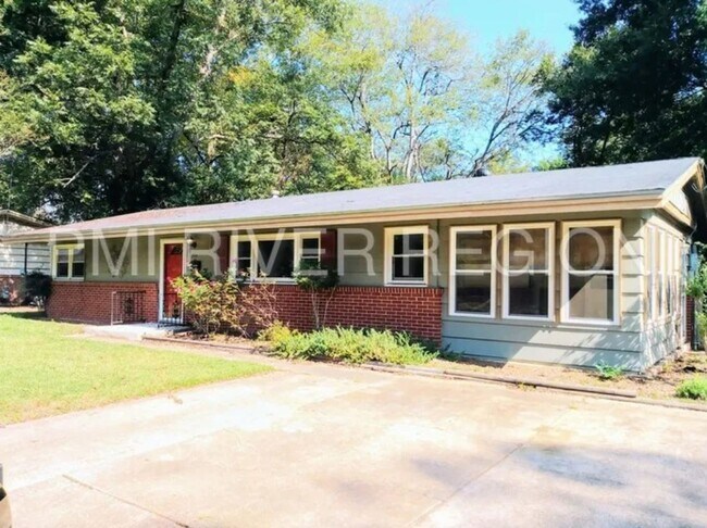 Building Photo - 3 Bedroom 2 Bathroom Home