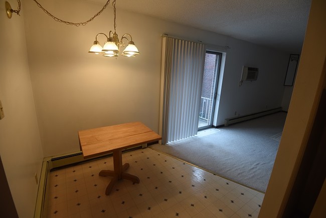Foto del edificio - 107 W Lawrence Ave
