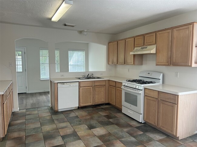 Foto del edificio - 24011 Goodfellow Dr