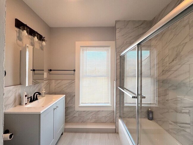 Foto del edificio - Four bedroom Two bath near BU