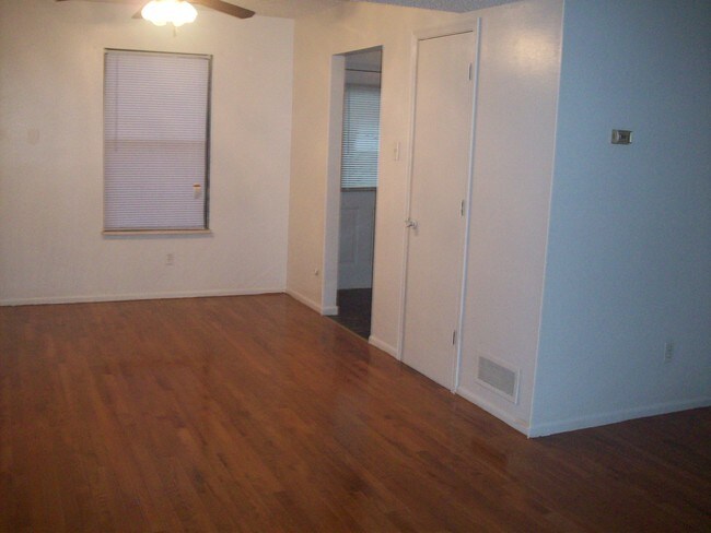 Foto del edificio - 2512 Elmwood Pkwy