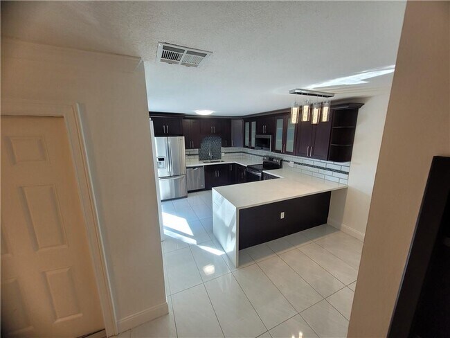 Building Photo - 2540 Camelot Ct