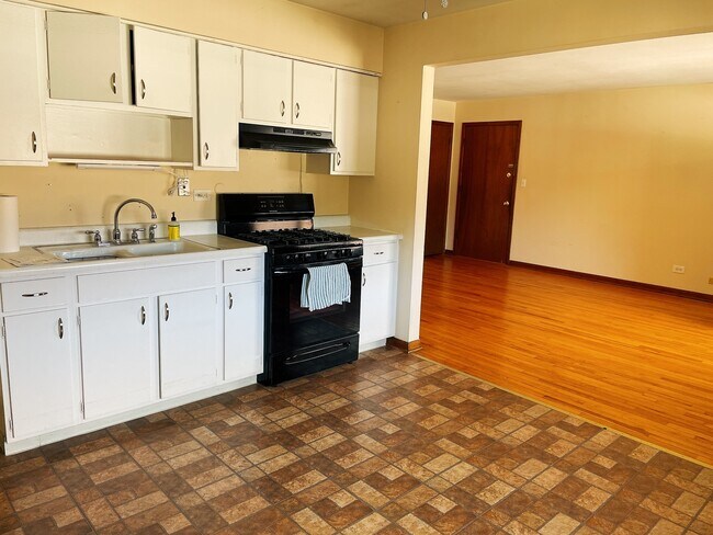 Building Photo - 826 N Milwaukee Ave