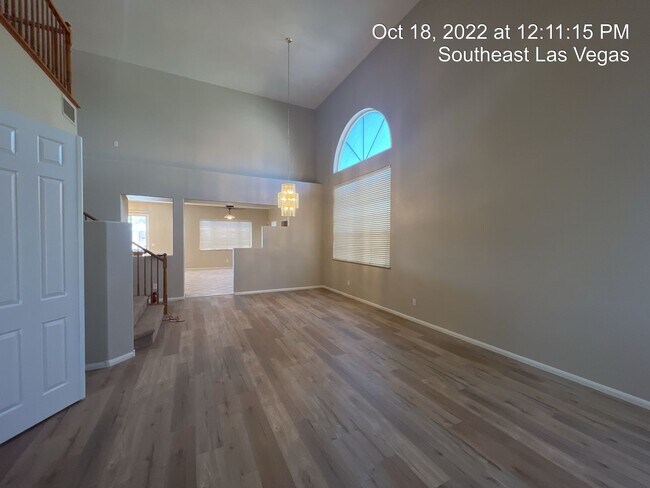 Building Photo - 4 Bedroom with Bedroom Downstairs, Pool, O...