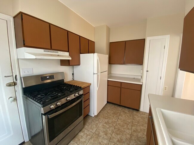 Unit 4 - Kitchen - 2224 E Ivanhoe Plz