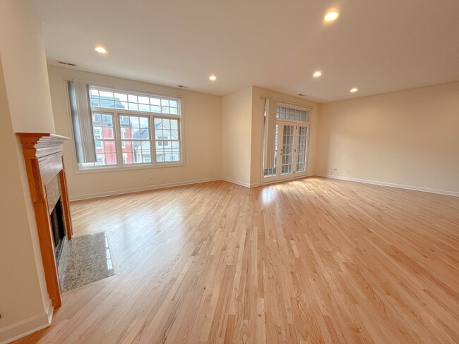Building Photo - 1438 W Belmont Ave