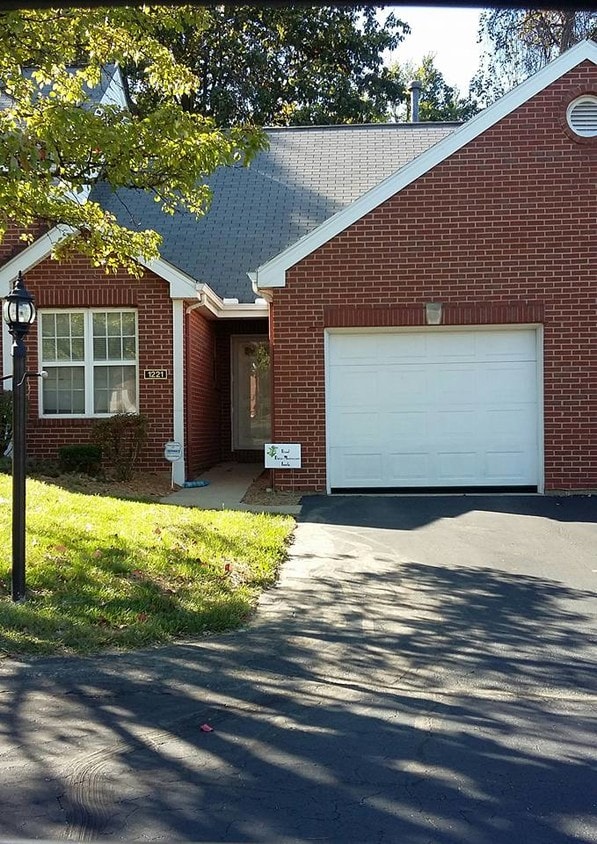 1221 Parkside Ct, Cincinnati, OH 45238 Condo for Rent in Cincinnati