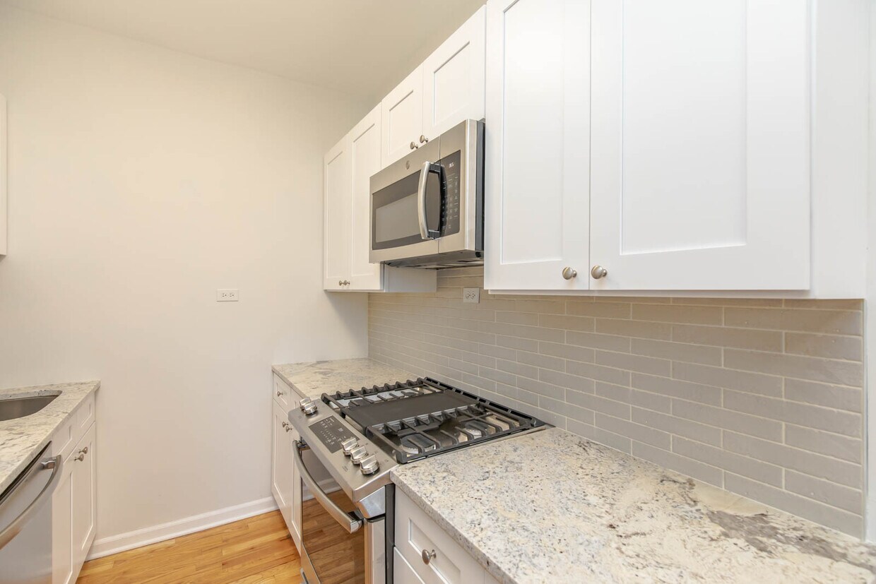 Primary Photo - 931 W Leland Ave
