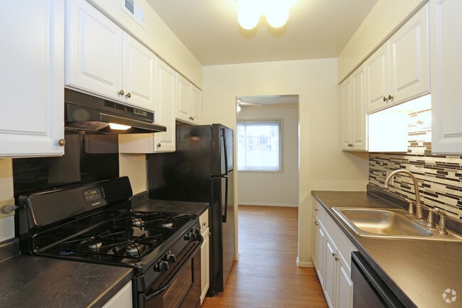2BR, 1BA - 850SF - Upgraded Kitchen - Kennedy Crossing Apartments