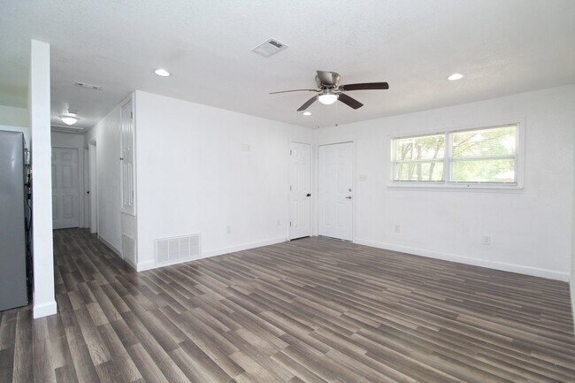 Building Photo - Renovated 4 bed 2 bath off Dogwood in Milton!