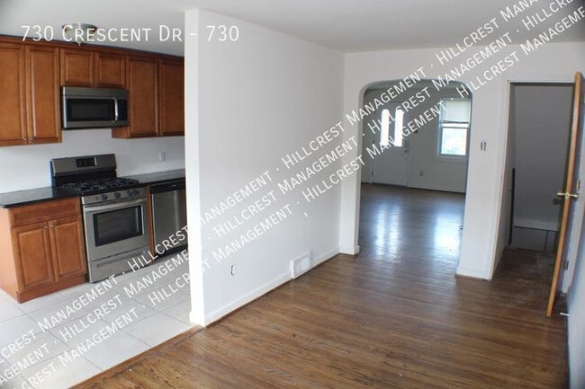 Building Photo - 730 Crescent Dr