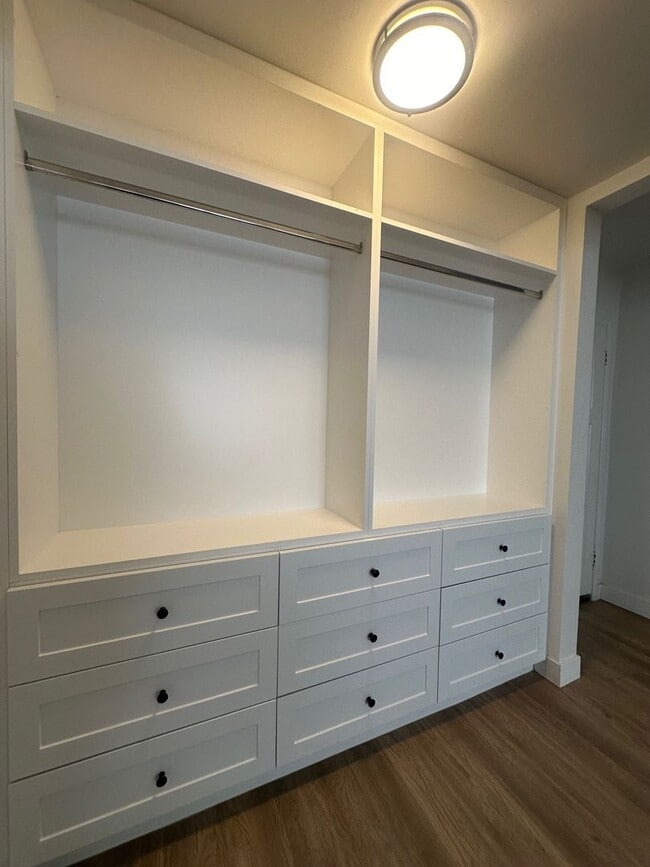 Building Photo - Newly Renovated Studio on 2nd Street!