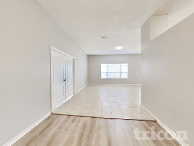 Building Photo - 250 Parkview Dr