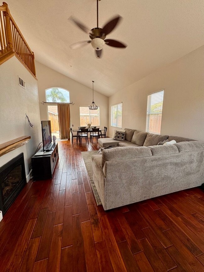 Building Photo - Spacious Home in the sought after The Arbo...