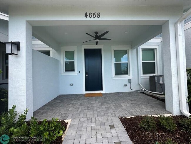 Foto del edificio - 4658 Longwood Lake Sq