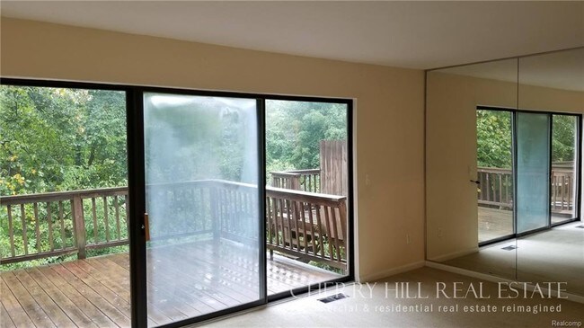 Building Photo - 617 Oakbrook W