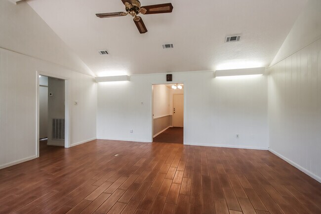 Building Photo - 206 Staples Dr