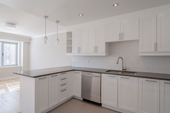 Building Photo - 3495 Rue de la Montagne