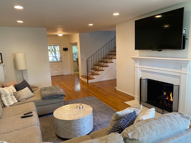 Building Photo - 4846 Hayvenhurst Ave